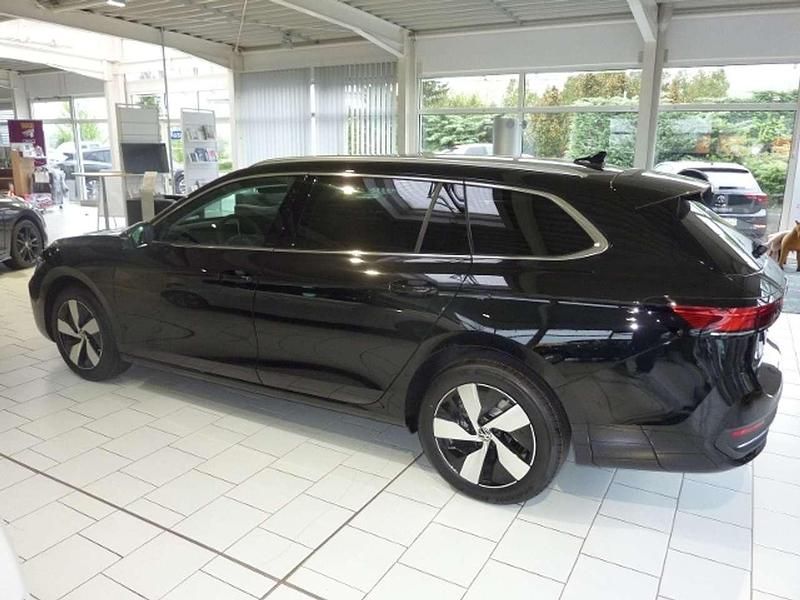 Gebraucht VW Passat 150 PS (110 kW) 2024 Grenadillschwarz metallic Kombi