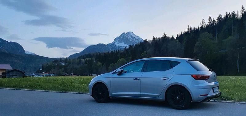 Silber Gebraucht 2018 Seat Leon XCELLENCE Limousine | 15.000 € (Fairer Preis) - Bild 1/4