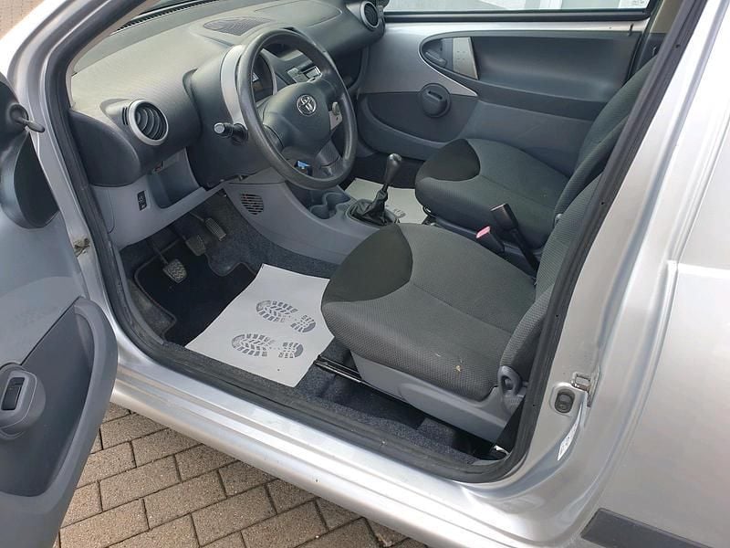 Gebraucht Toyota Aygo 68 PS (50 kW) 2006 Silber Kleinwagen