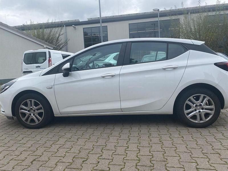 Weiß Gebraucht 2019 Opel Astra Edition Limousine | 11.990 € (Etwas zu teuer) - Bild 1/4
