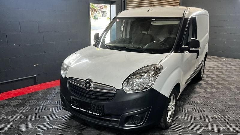 Weiß Gebraucht 2017 Opel Combo Van / Kleinbus | 6.990 € (Fairer Preis) - Bild 1/4
