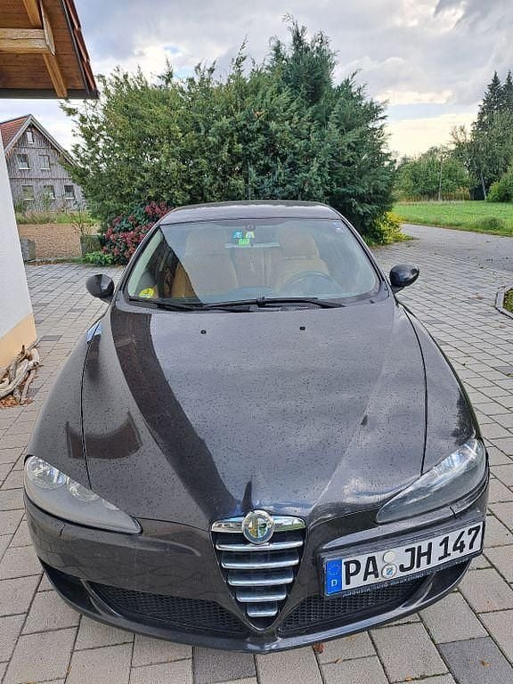Beige Gebraucht 2005 Alfa Romeo 147 Distinctive Kleinwagen | 1.400 € (Guter Preis) - Bild 1/4