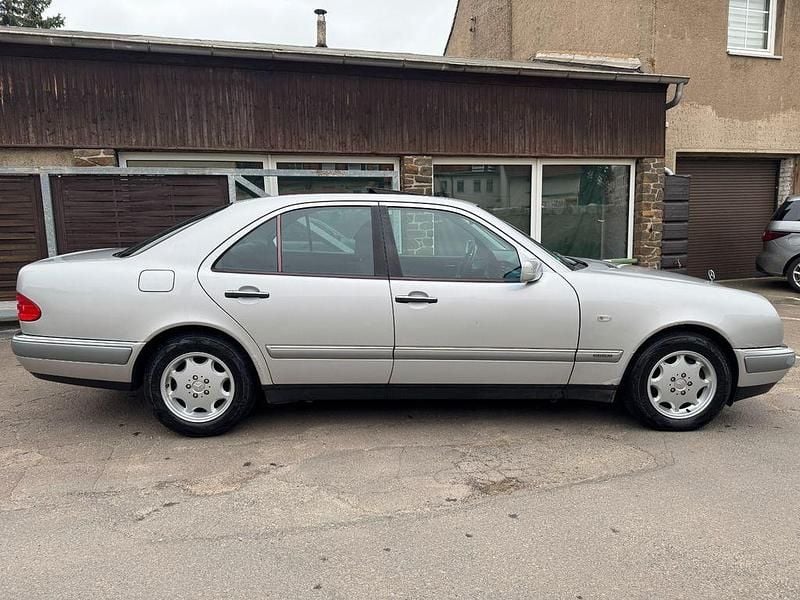 Usata Mercedes E240 Elegance 170 CV (125 kW) 1998 Argento Berlina