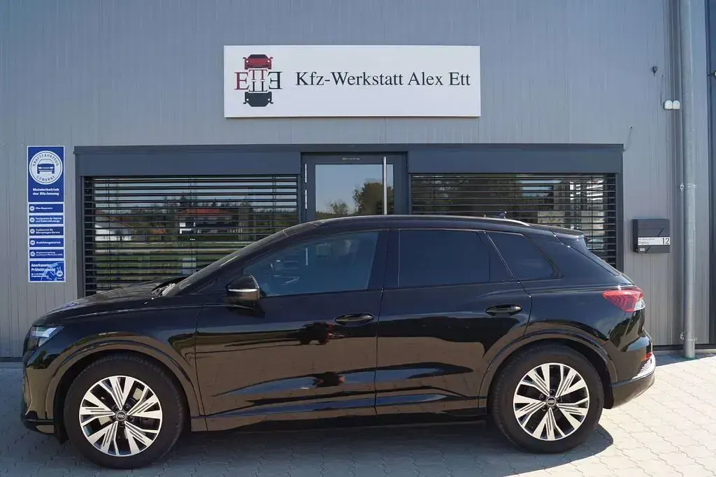Gebraucht Audi Q4 e-tron Basis 150 kW (204 PS) 2023 Schwarz SUV