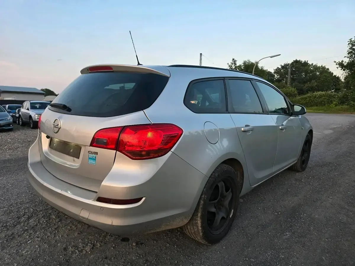 Gebraucht Opel Astra 125 PS (91 kW) 2012 Grau Kombi