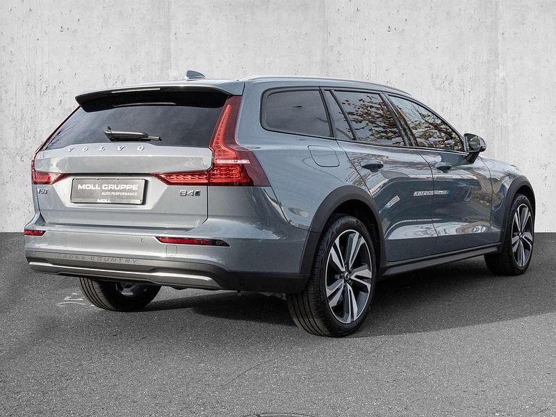 Gebraucht Volvo V60 CC Plus 197 PS (144 kW) 2023 Thunder grey / metallic Kombi