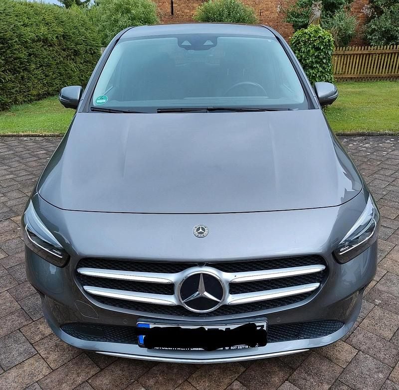 Grau Gebraucht 2020 Mercedes B220 Van / Kleinbus | 25.000 € (Guter Preis) - Bild 1/4