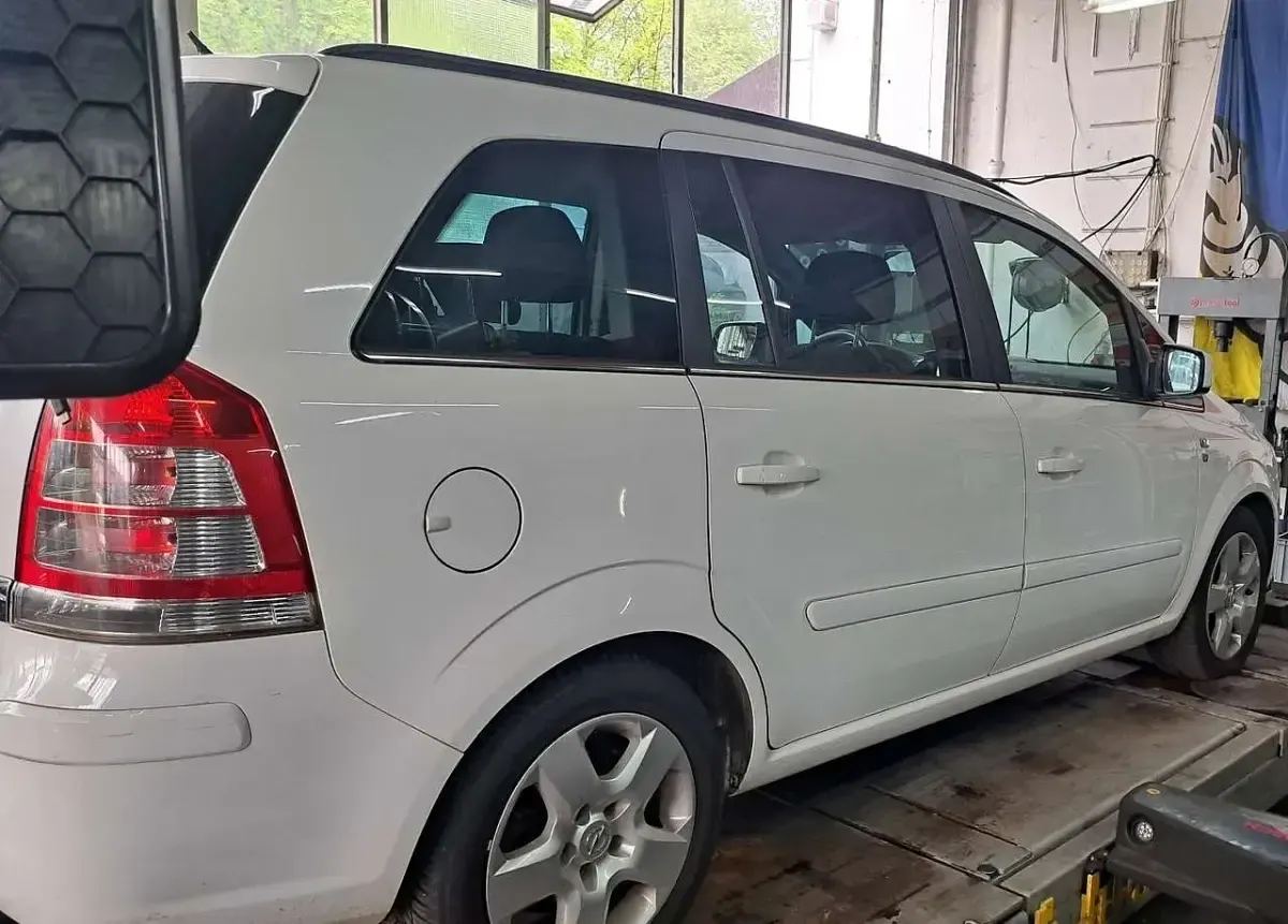 Gebraucht Opel Zafira Edition 150 PS (110 kW) 2010 Weiß Van / Kleinbus
