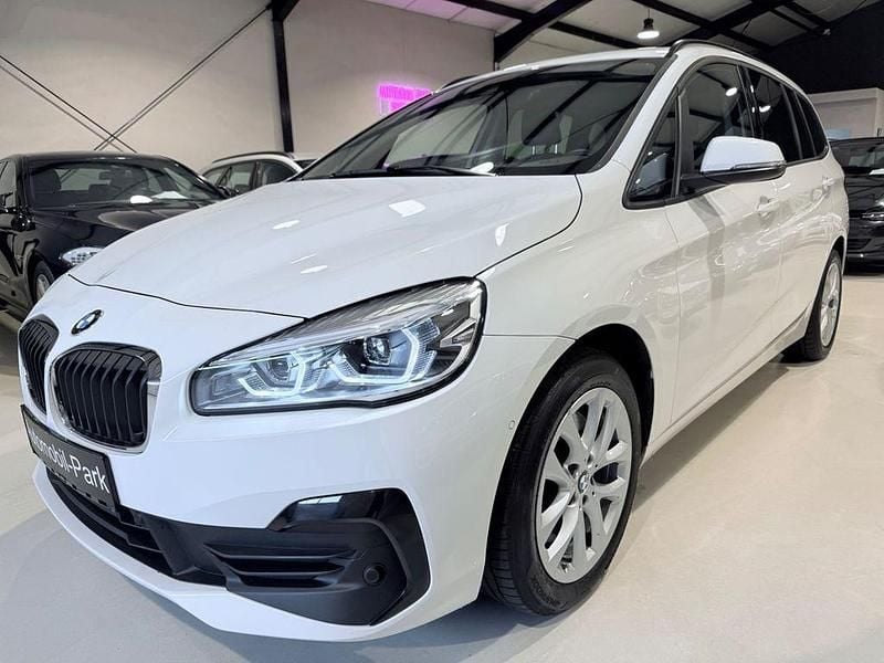 Weiß Gebraucht 2021 BMW 218 Gran Tourer Performance Van / Kleinbus | 21.990 € (Fairer Preis) - Bild 1/4