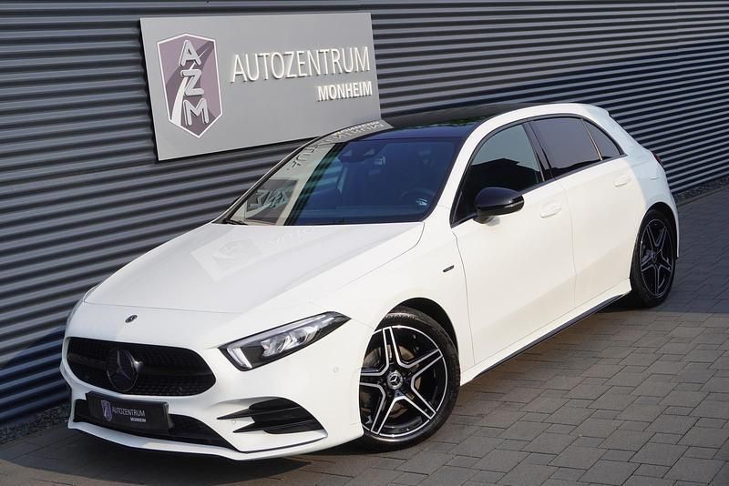 Weiss Gebraucht 2021 Mercedes A200 AMG line Limousine | 29.990 € (Fairer Preis) - Bild 1/4