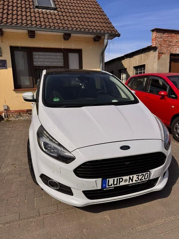 Gebraucht Ford S-MAX Titanium 179 PS (131 kW) 2016 Weiß Van / Kleinbus
