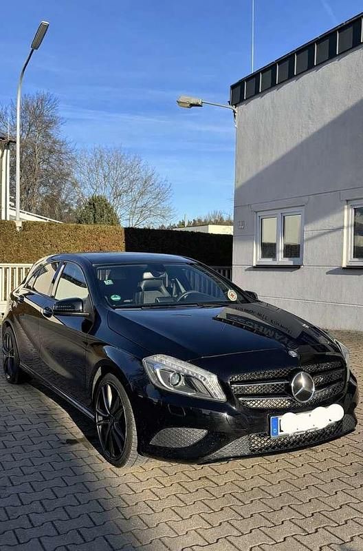 Schwarz Gebraucht 2013 Mercedes A180 Urban Limousine | 9.900 € (Fairer Preis) - Bild 1/4