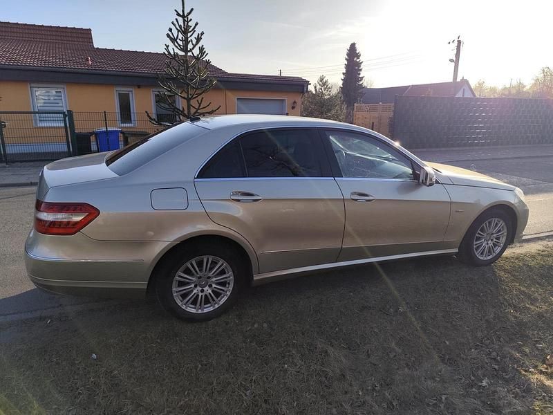Gebraucht Mercedes E220 136 PS (100 kW) 2009 Beige Limousine
