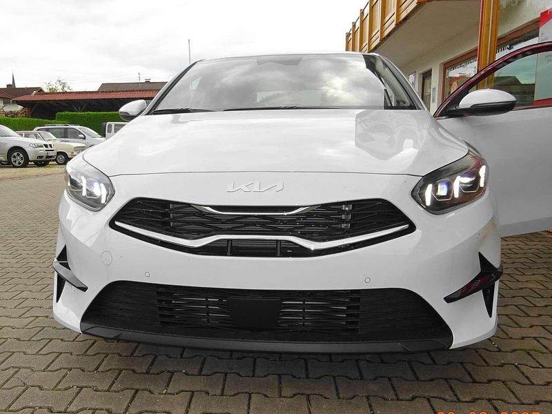 Neu Kia Ceed 140 PS (102 kW) 2025 Cararraweiß Kleinwagen