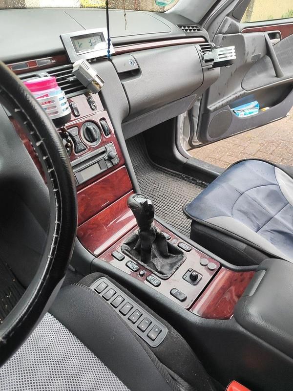 Gebraucht Mercedes E220 Classic 143 PS (105 kW) 2002 Silber Kombi