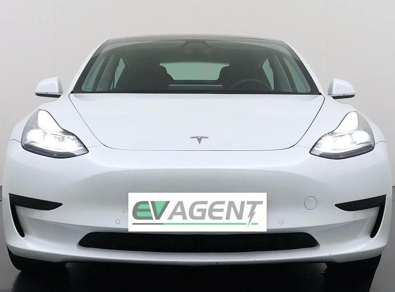 Weiß Gebraucht 2020 Tesla Model 3 Standard Range Plus Limousine | 17.499 € (Fairer Preis) - Bild 1/4