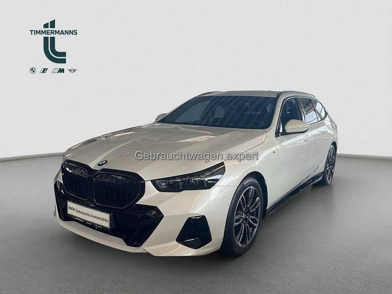 Mineralweiß (metallic) Gebraucht 2025 BMW 520 Sport Line Kombi | 48.250 € (Guter Preis) - Bild 1/4