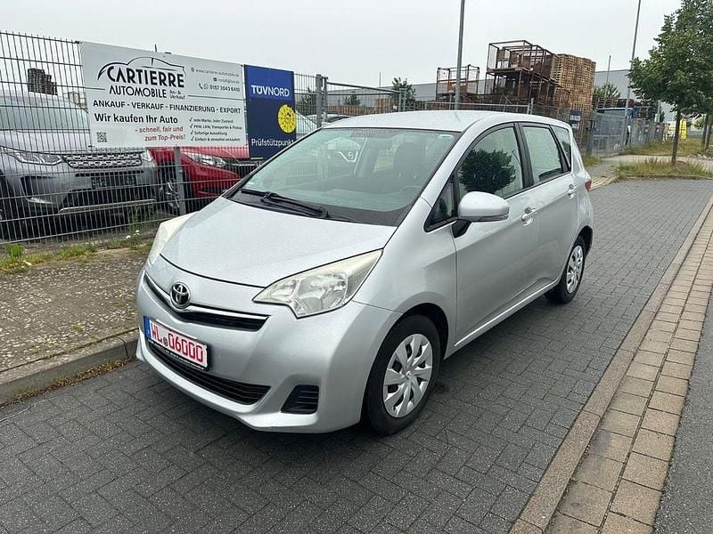 Gebraucht Toyota Verso-S Life 90 PS (66 kW) 2011 Grau Van / Kleinbus
