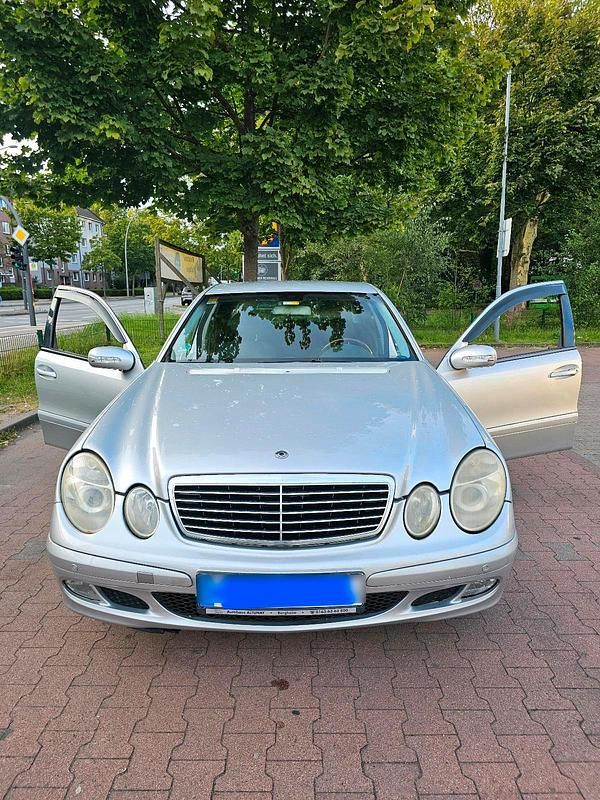 Grau Gebraucht 2002 Mercedes E240 Limousine | 2.800 € (Fairer Preis) - Bild 1/4
