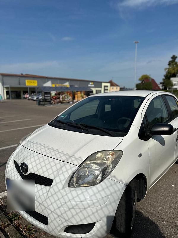 Weiß Gebraucht 2010 Toyota Yaris Kleinwagen | 2.222 € (Guter Preis) - Bild 1/4
