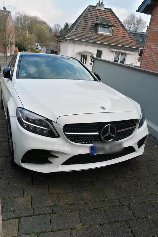 Weiß Gebraucht 2019 Mercedes C300 AMG line Limousine | 28.999 € (Guter Preis) - Bild 1/4