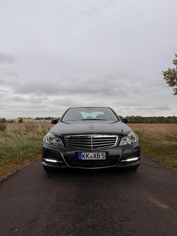 Grau Gebraucht 2013 Mercedes C180 Limousine | 11.500 € (Fairer Preis) - Bild 1/4