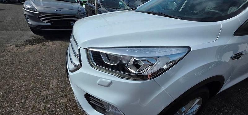 Gebraucht Ford Kuga Titanium 150 PS (110 kW) 2019 Weiß SUV