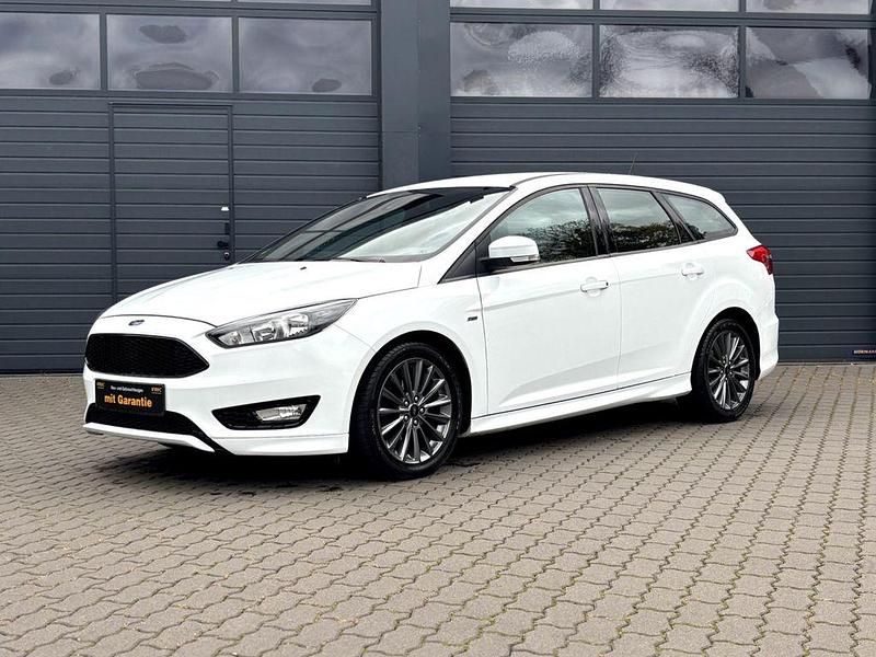 Weiß Gebraucht 2018 Ford Focus ST-Line Limousine | 13.900 € (Fairer Preis) - Bild 1/4