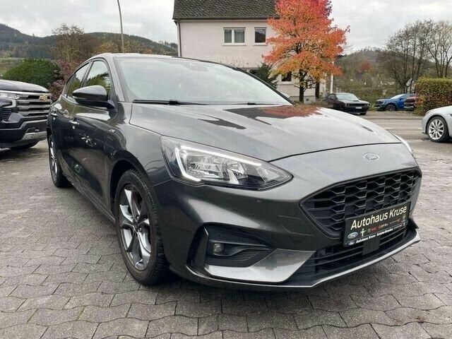 Grau Gebraucht 2020 Ford Focus ST-Line Limousine | 16.990 € (Fairer Preis) - Bild 1/4