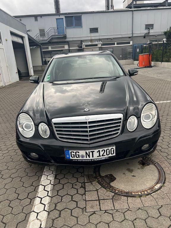 Schwarz Gebraucht 2007 Mercedes E200 Classic Limousine | 4.999 € (Guter Preis) - Bild 1/4
