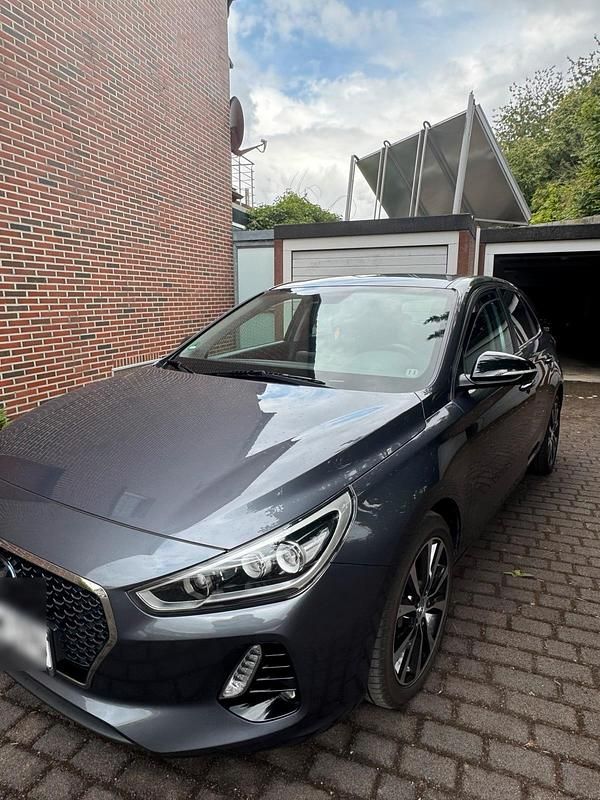 Grau Gebraucht 2017 Hyundai i30 Kleinwagen | 14.000 € - Bild 1/4