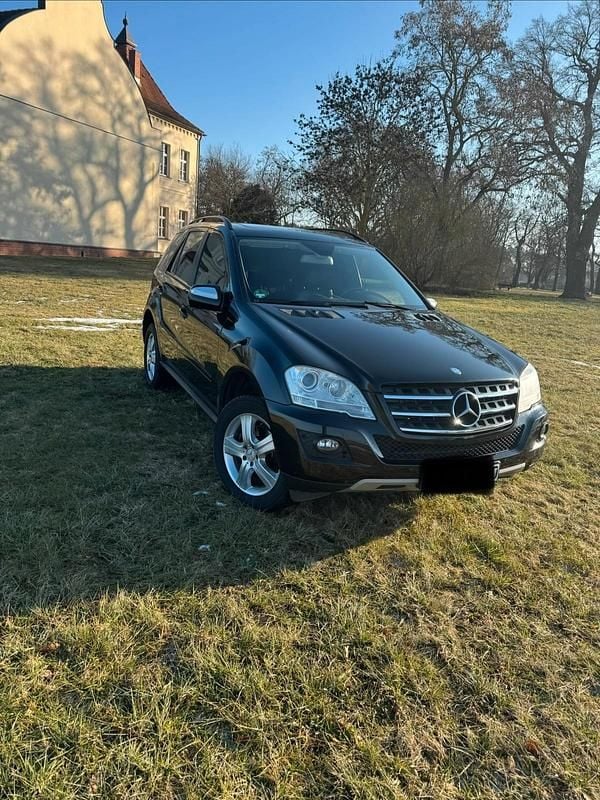 Schwarz Gebraucht 2010 Mercedes ML350 SUV | 12.500 € (Etwas zu teuer) - Bild 1/4