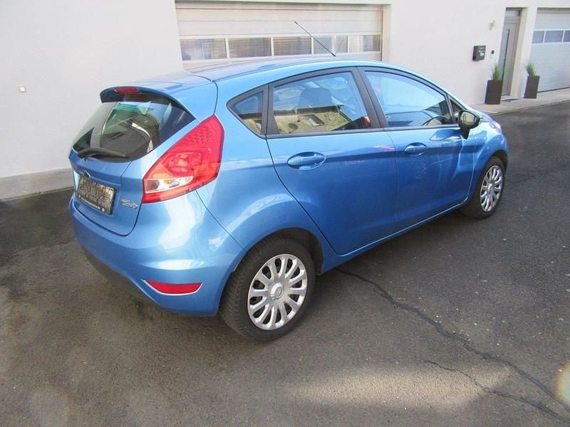 Gebraucht Ford Fiesta Ambiente 82 PS (60 kW) 2009 Blau Kleinwagen