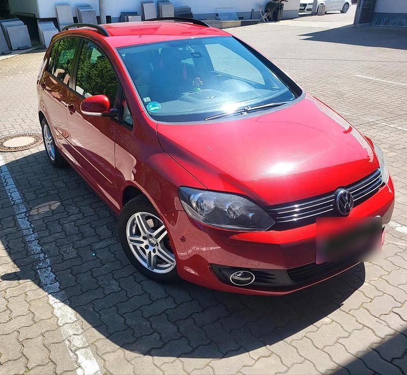 Second-hand VW Golf 105 CP (77 kW) 2010 Roșu Monovolum