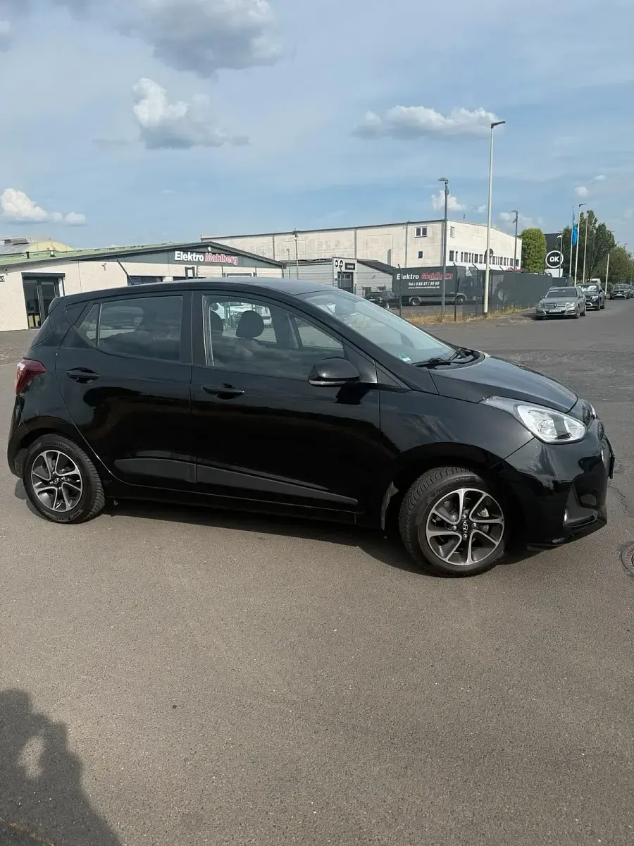 Gebraucht Hyundai i10 79 PS (58 kW) 2018 Schwarz Kleinwagen