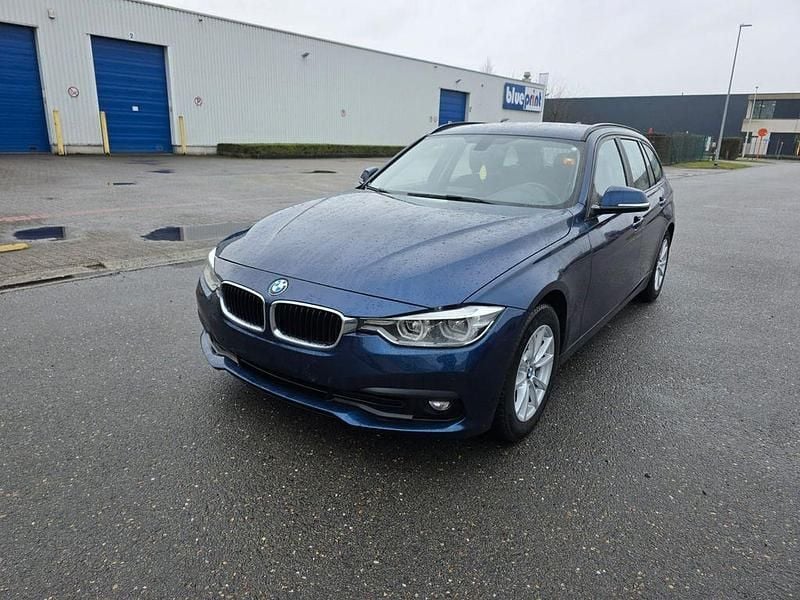 Gebraucht BMW 318 150 PS (110 kW) 2016 Blau Limousine