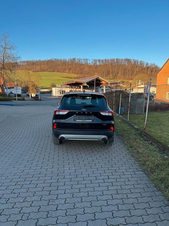 Gebraucht Ford Kuga 152 PS (111 kW) 2022 Schwarz SUV