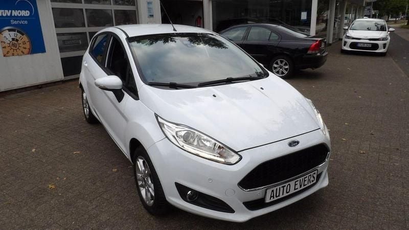 Frozen white Gebraucht 2016 Ford Fiesta Celebration Kleinwagen | 5.950 € (Fairer Preis) - Bild 1/4