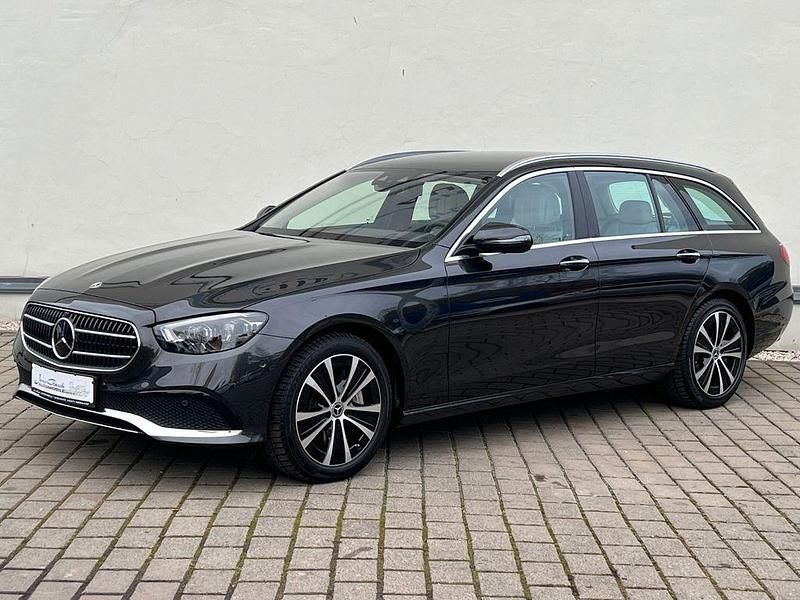 Grau Gebraucht 2021 Mercedes E300 Avantgarde Kombi | 43.985 € - Bild 1/4