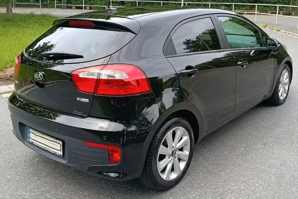 Gebraucht Kia Rio 109 PS (80 kW) 2016 Schwarz Kleinwagen