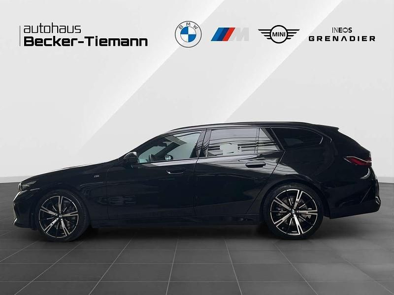 Gebraucht BMW 520 M Sport 197 PS (144 kW) 2024 Saphirschwarz Kombi