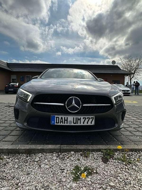 Grau Gebraucht 2018 Mercedes A200 Kleinwagen | 19.550 € (Fairer Preis) - Bild 1/3