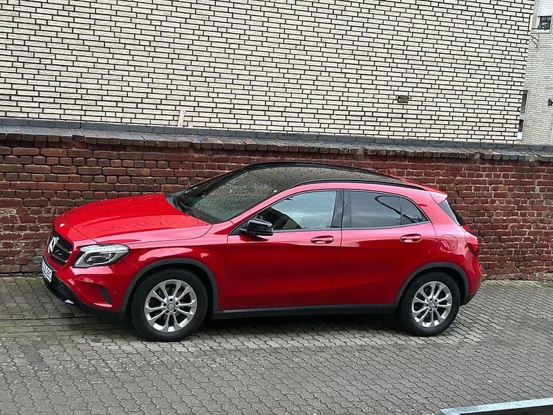 Rot Gebraucht 2016 Mercedes GLA220 SUV | 15.850 € (Guter Preis) - Bild 1/4