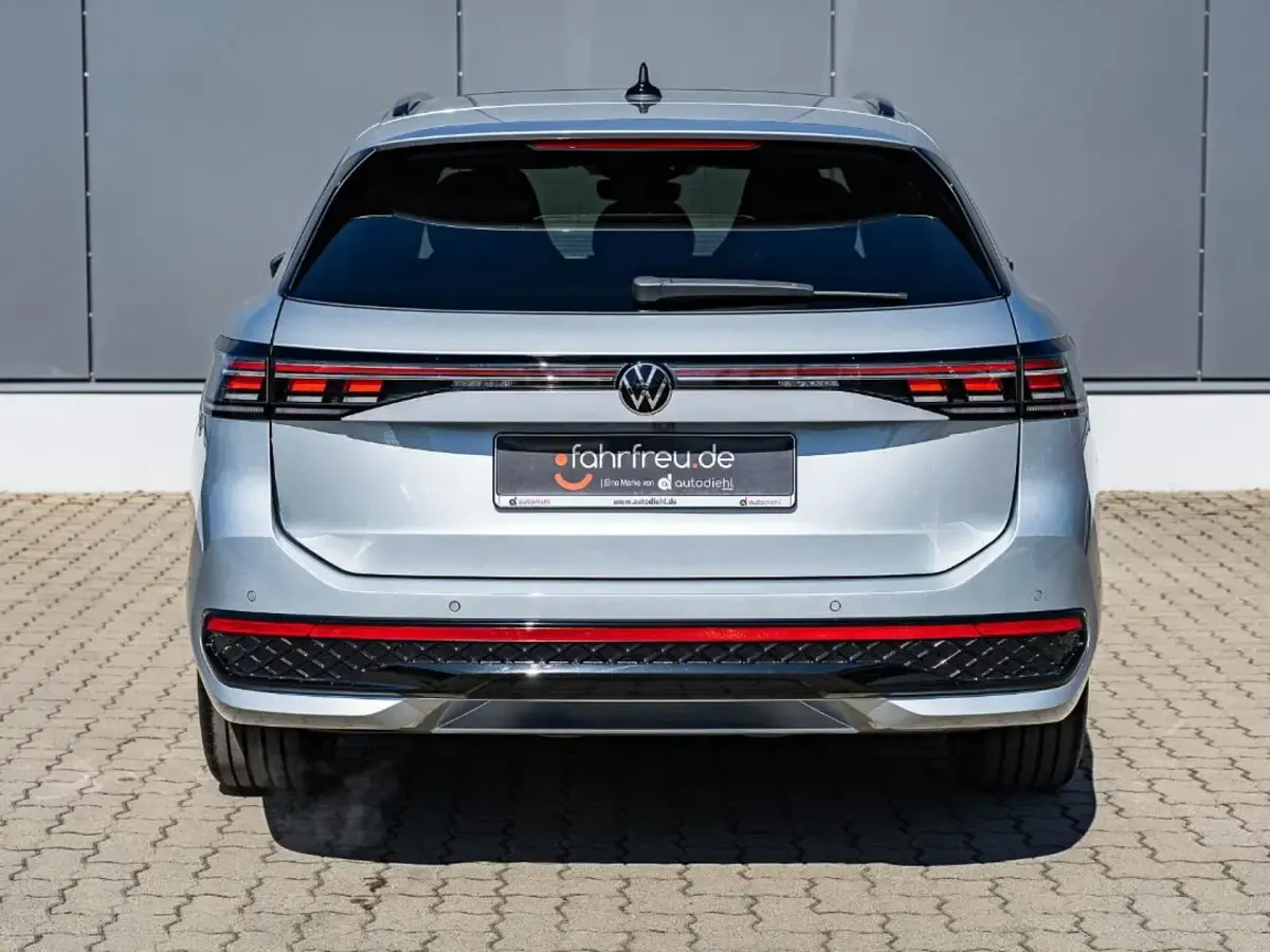 Gebraucht VW Passat R-line 150 PS (110 kW) 2024 Silber Kombi