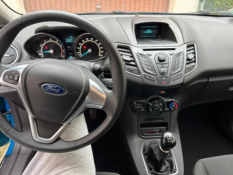 Gebraucht Ford Fiesta 80 PS (58 kW) 2014 Blau Kleinwagen