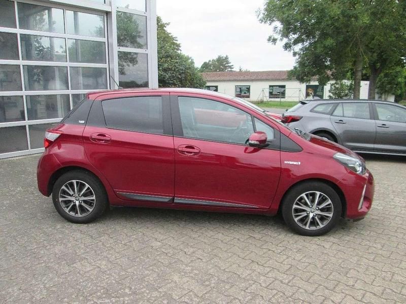 Gebraucht Toyota Yaris Hybrid Club 100 PS (73 kW) 2019 Tokiorotperleffect Limousine