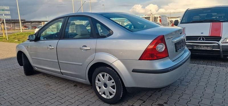 Gebraucht Ford Focus Ghia 101 PS (74 kW) 2007 Silber Limousine