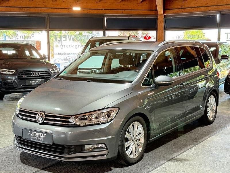 Grau Gebraucht 2016 VW Touran Highline Van / Kleinbus | 21.369 € (Etwas zu teuer) - Bild 1/4