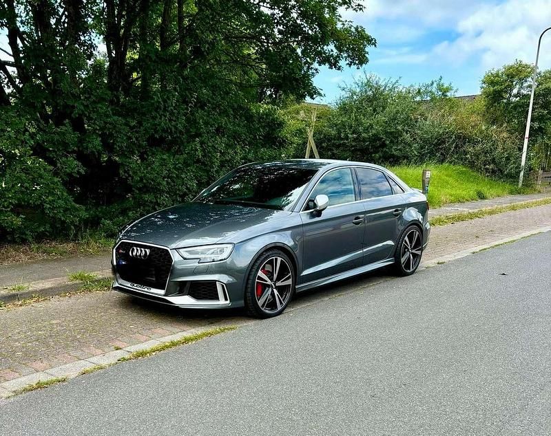 Grau Gebraucht 2018 Audi RS3 Comfort Limousine | 46.900 € (Teuer) - Bild 1/4