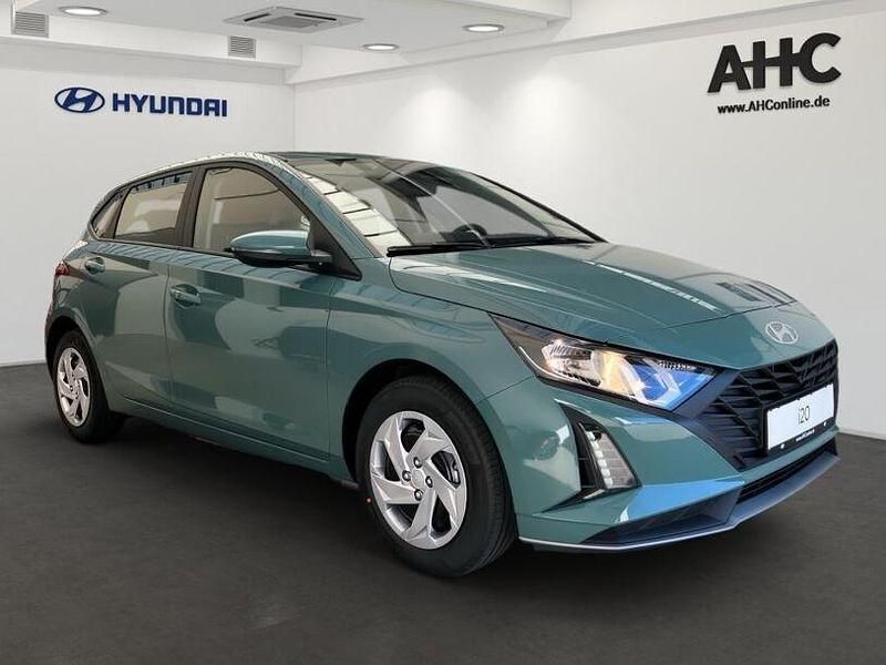 Gebraucht Hyundai i20 Select 79 PS (58 kW) 2025 Mangrove green Limousine